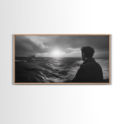 Mann beobachtet Meer, stürmischer Ozeanblick, emotionale Szene, Leinwanddruck, stimmungsvolle Küstendekoration, Wandbild fürs Büro, maritimer Monochrom-Stil