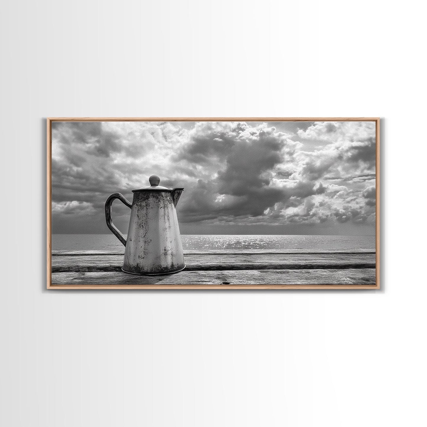 Kaffeekanne am Meer, Stillleben mit Meerblick, Rustikaler Morgen, Gerahmter Leinwanddruck, Maritime Wandkunst, Strandküchendekoration, Stimmungsvolle Naturkunst