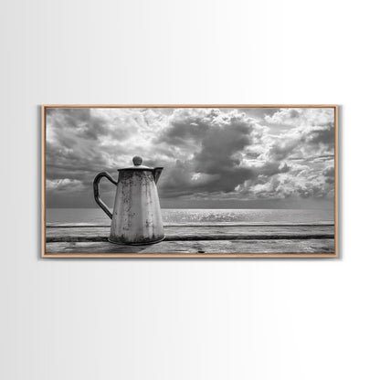 Kaffeekanne am Meer, Stillleben mit Meerblick, Rustikaler Morgen, Gerahmter Leinwanddruck, Maritime Wandkunst, Strandküchendekoration, Stimmungsvolle Naturkunst