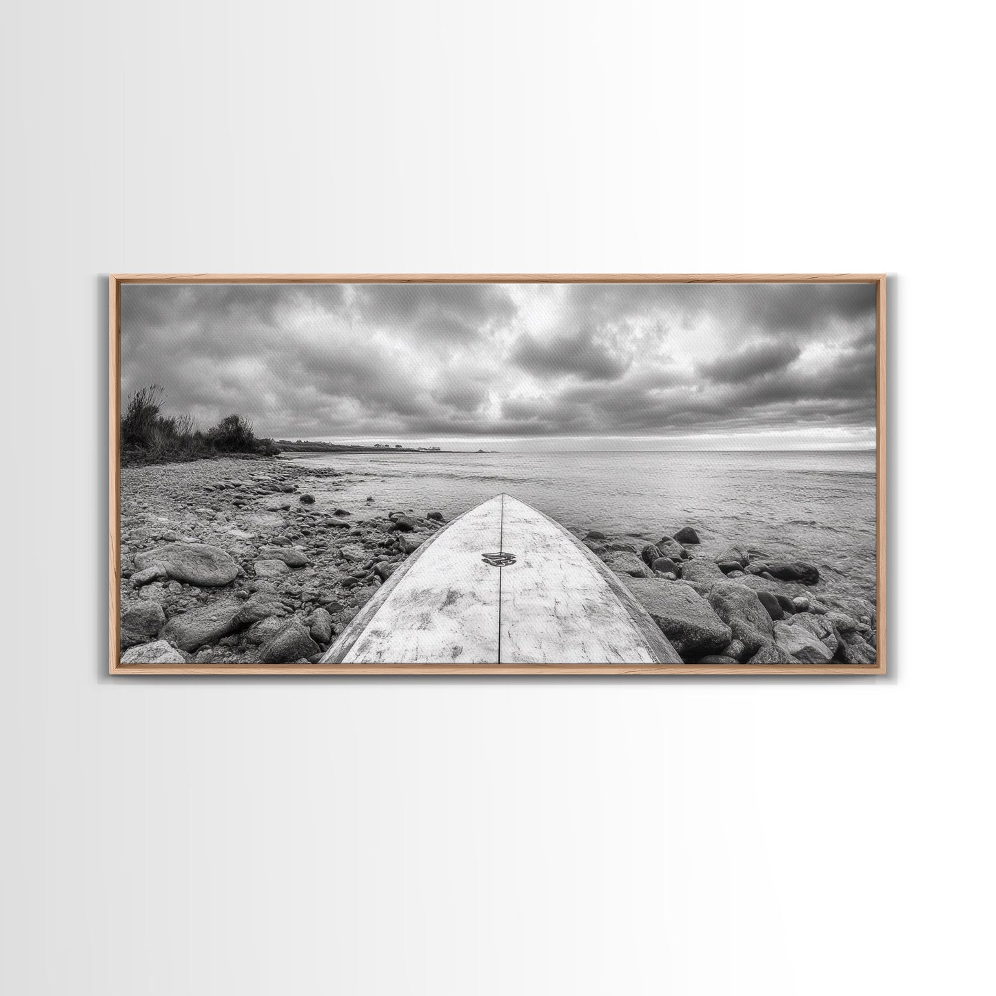 Surfbrett, Felsküste, Bewölktes Meer, Küstenabenteuer, Strandästhetik, Leinwanddruck, Minimalistische Meereskunst, Maritime Wanddekoration, Badezimmer-Wandkunst