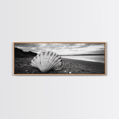 Muschel am Strand, Monochromes Küstenmotiv, Leinwanddruck, Boho-Wandkunst, Badezimmerdekoration, Natürliche Strandästhetik, Vom Meer inspirierte Kunst
