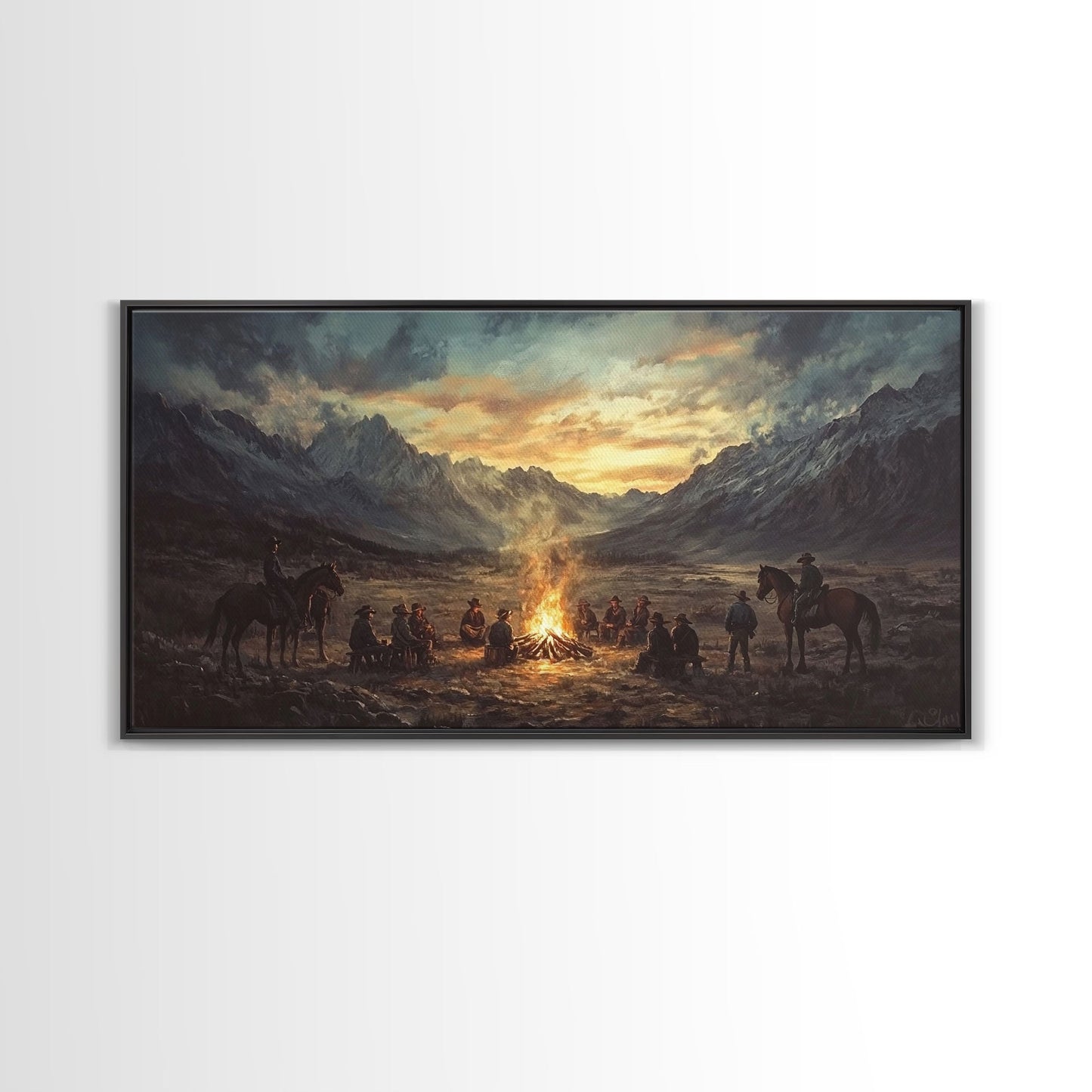 Cowboys am Lagerfeuer im Sonnenuntergang – Gerahmter Leinwanddruck im Westernstil – Perfekte Winterwanddekoration und rustikale Berghüttenkunst