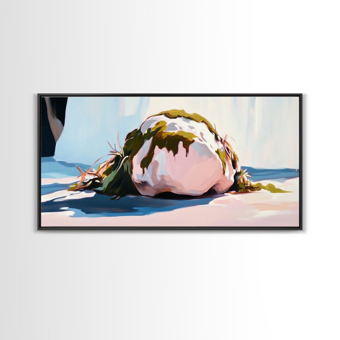 Moosbewachsener Felsen am Strand, Naturkunst am Meer, Erdiger Meeresdruck, Ruhige Zen-Dekoration, Organische minimalistische Ästhetik, Leinwanddruck fürs Wohnzimmer