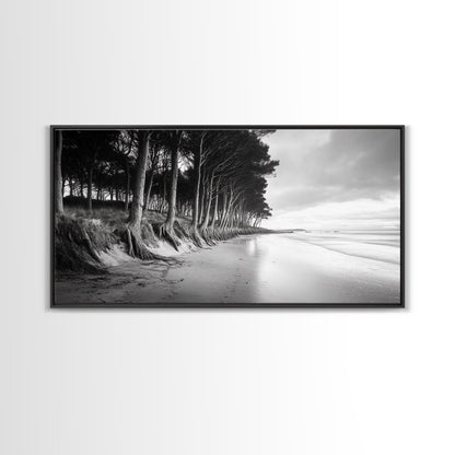 Kiefern, Sandstrand, Küstenidylle, Treibholzstrand, gerahmter Leinwanddruck, neutrale Wandkunst, rustikaler Küstenstil, Eingangsbereich-Landschaft