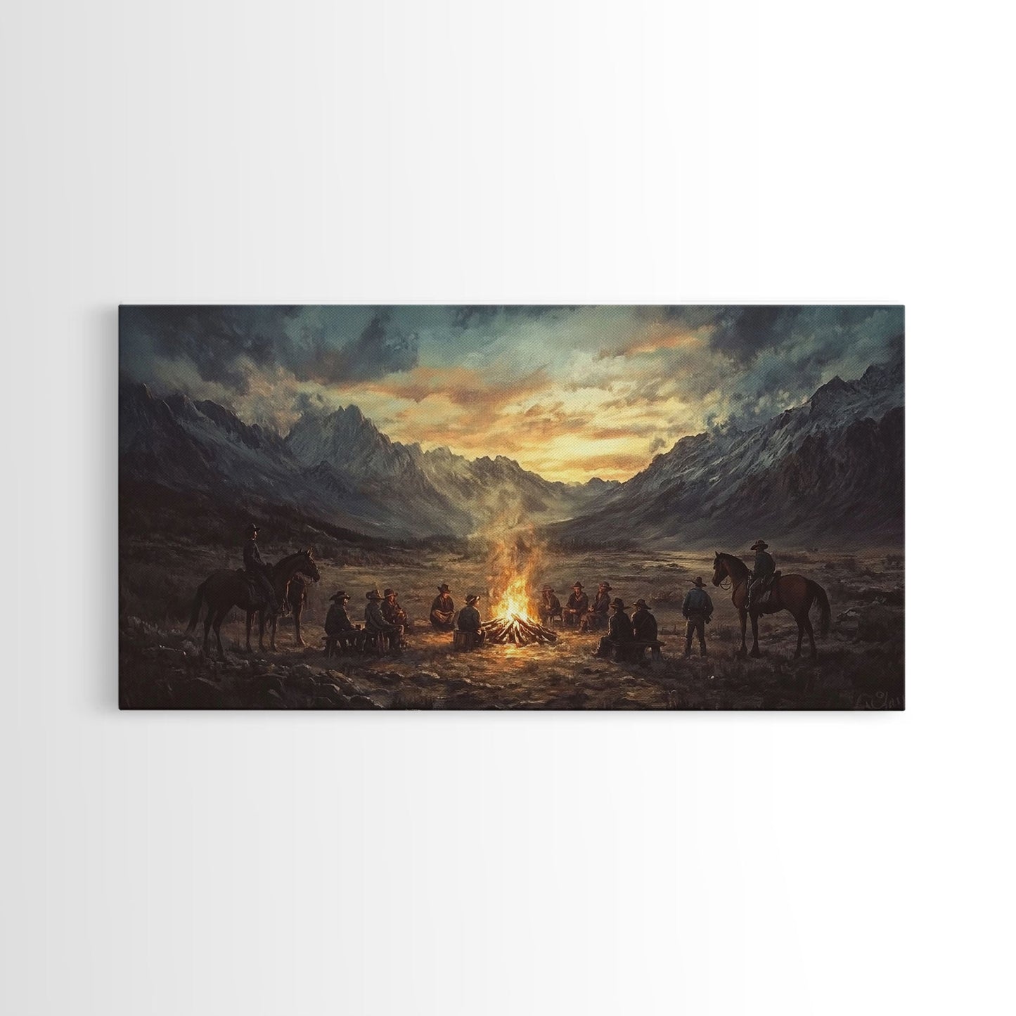 Cowboys am Lagerfeuer im Sonnenuntergang – Gerahmter Leinwanddruck im Westernstil – Perfekte Winterwanddekoration und rustikale Berghüttenkunst