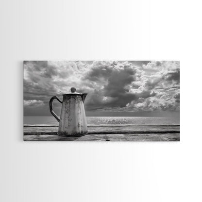 Kaffeekanne am Meer, Stillleben mit Meerblick, Rustikaler Morgen, Gerahmter Leinwanddruck, Maritime Wandkunst, Strandküchendekoration, Stimmungsvolle Naturkunst
