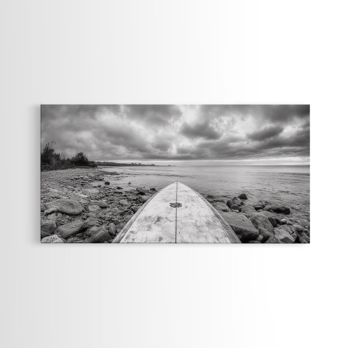 Surfbrett, Felsküste, Bewölktes Meer, Küstenabenteuer, Strandästhetik, Leinwanddruck, Minimalistische Meereskunst, Maritime Wanddekoration, Badezimmer-Wandkunst