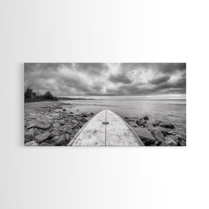 Surfbrett, Felsküste, Bewölktes Meer, Küstenabenteuer, Strandästhetik, Leinwanddruck, Minimalistische Meereskunst, Maritime Wanddekoration, Badezimmer-Wandkunst