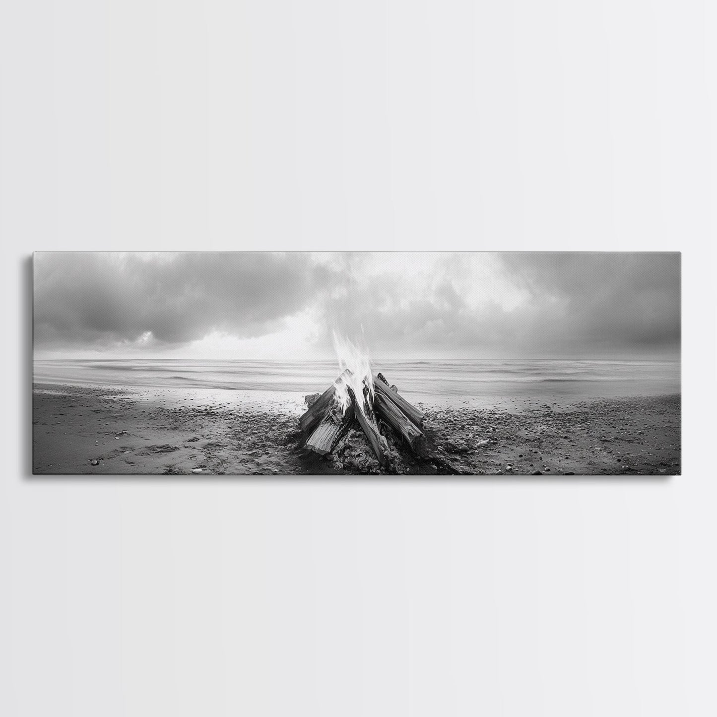 Lagerfeuer am Strand, Küstenflair, Treibholzfeuer, Meeresstille, gerahmter Leinwanddruck, Herbstliche Wanddekoration, Wohnzimmerdeko, Naturfotografie-Stil