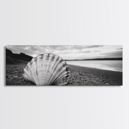 Muschel am Strand, Monochromes Küstenmotiv, Leinwanddruck, Boho-Wandkunst, Badezimmerdekoration, Natürliche Strandästhetik, Vom Meer inspirierte Kunst