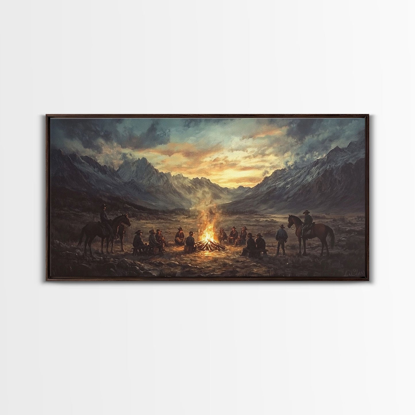 Cowboys am Lagerfeuer im Sonnenuntergang – Gerahmter Leinwanddruck im Westernstil – Perfekte Winterwanddekoration und rustikale Berghüttenkunst