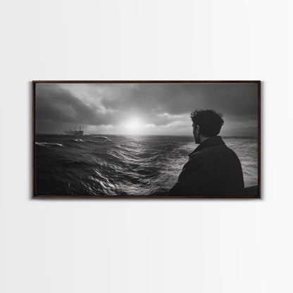Mann beobachtet Meer, stürmischer Ozeanblick, emotionale Szene, Leinwanddruck, stimmungsvolle Küstendekoration, Wandbild fürs Büro, maritimer Monochrom-Stil
