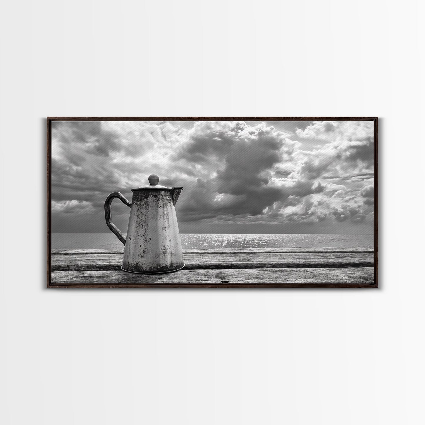 Kaffeekanne am Meer, Stillleben mit Meerblick, Rustikaler Morgen, Gerahmter Leinwanddruck, Maritime Wandkunst, Strandküchendekoration, Stimmungsvolle Naturkunst