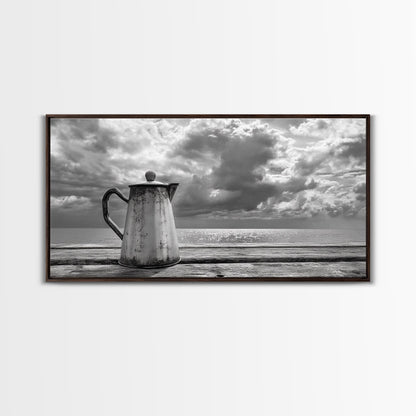 Kaffeekanne am Meer, Stillleben mit Meerblick, Rustikaler Morgen, Gerahmter Leinwanddruck, Maritime Wandkunst, Strandküchendekoration, Stimmungsvolle Naturkunst