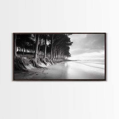 Kiefern, Sandstrand, Küstenidylle, Treibholzstrand, gerahmter Leinwanddruck, neutrale Wandkunst, rustikaler Küstenstil, Eingangsbereich-Landschaft