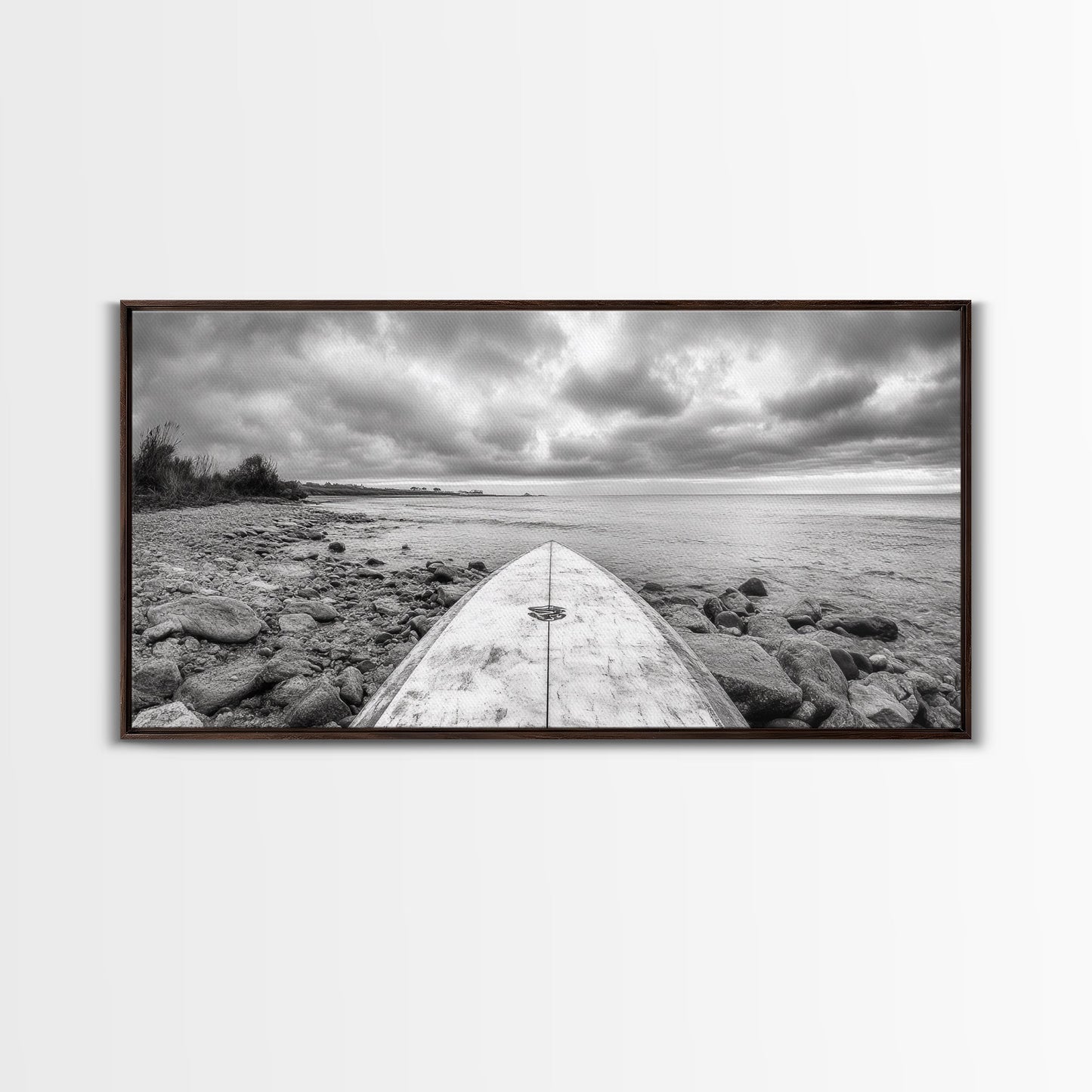Surfbrett, Felsküste, Bewölktes Meer, Küstenabenteuer, Strandästhetik, Leinwanddruck, Minimalistische Meereskunst, Maritime Wanddekoration, Badezimmer-Wandkunst