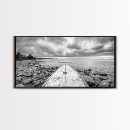 Surfbrett, Felsküste, Bewölktes Meer, Küstenabenteuer, Strandästhetik, Leinwanddruck, Minimalistische Meereskunst, Maritime Wanddekoration, Badezimmer-Wandkunst