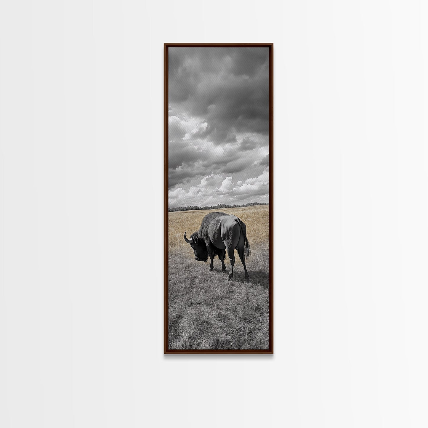 Leinwanddruck „Einsamer Bison auf der Weide“ (gerahmt) | Rustikale Wandkunst | Stimmungsvolle Kunst | Tiergemälde | Landhausdeko | Südwestliche Wandkunst | Geschenkidee