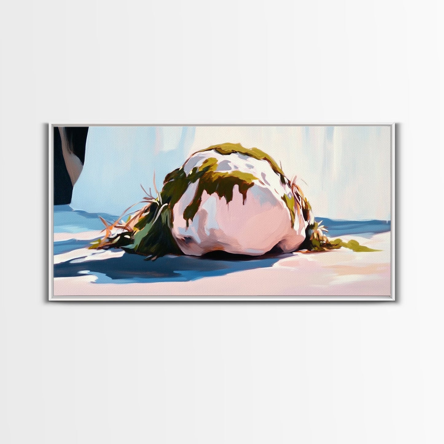 Moosbewachsener Felsen am Strand, Naturkunst am Meer, Erdiger Meeresdruck, Ruhige Zen-Dekoration, Organische minimalistische Ästhetik, Leinwanddruck fürs Wohnzimmer