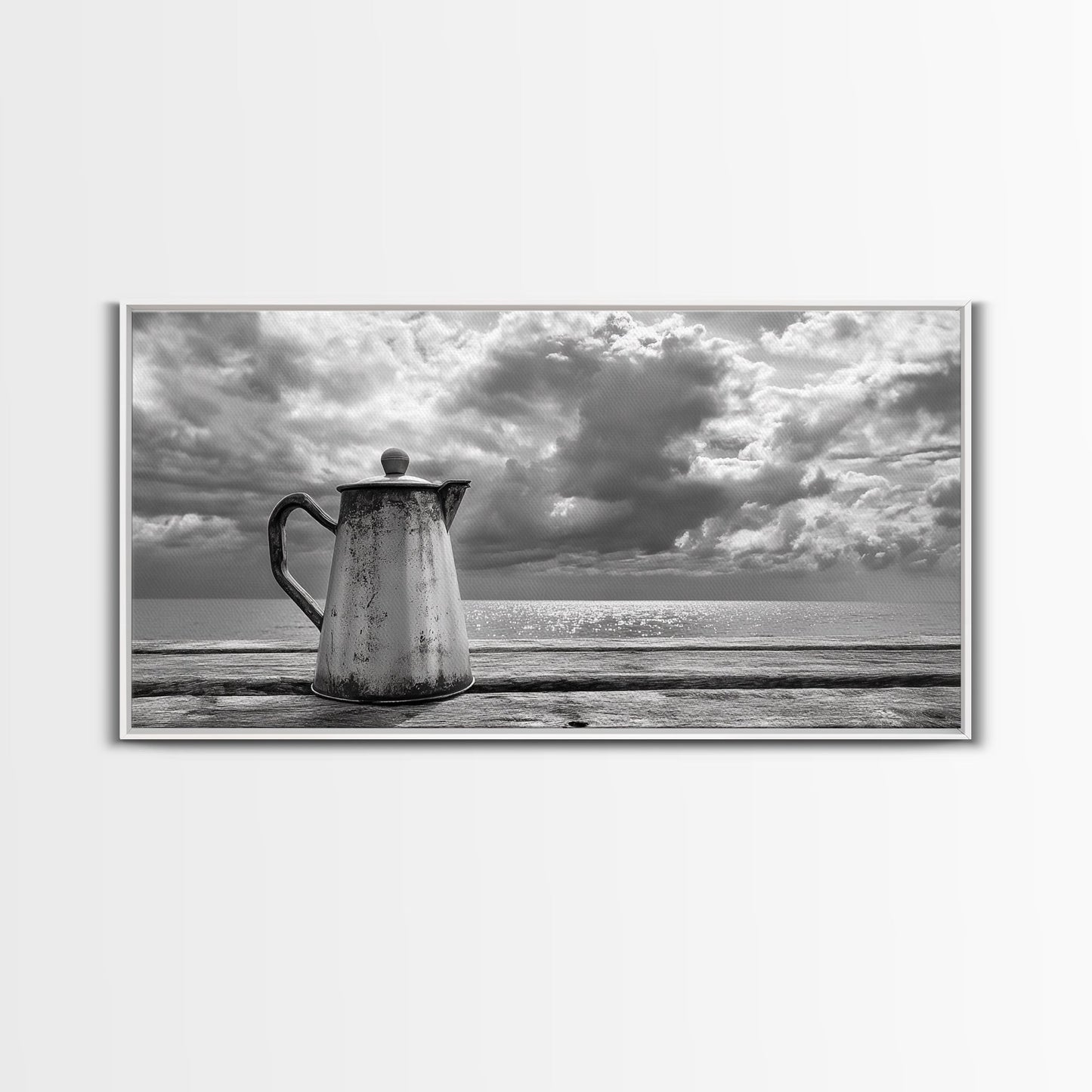 Kaffeekanne am Meer, Stillleben mit Meerblick, Rustikaler Morgen, Gerahmter Leinwanddruck, Maritime Wandkunst, Strandküchendekoration, Stimmungsvolle Naturkunst