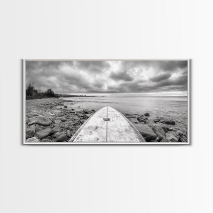 Surfbrett, Felsküste, Bewölktes Meer, Küstenabenteuer, Strandästhetik, Leinwanddruck, Minimalistische Meereskunst, Maritime Wanddekoration, Badezimmer-Wandkunst