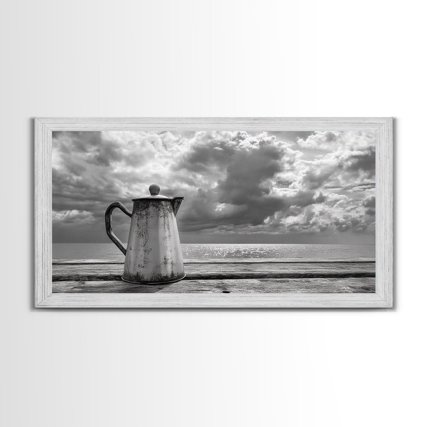 Kaffeekanne am Meer, Stillleben mit Meerblick, Rustikaler Morgen, Gerahmter Leinwanddruck, Maritime Wandkunst, Strandküchendekoration, Stimmungsvolle Naturkunst