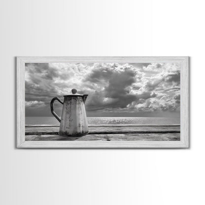 Kaffeekanne am Meer, Stillleben mit Meerblick, Rustikaler Morgen, Gerahmter Leinwanddruck, Maritime Wandkunst, Strandküchendekoration, Stimmungsvolle Naturkunst