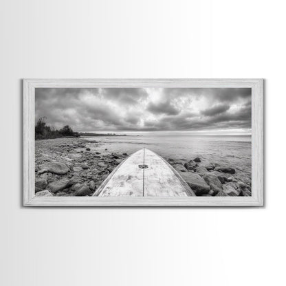 Surfbrett, Felsküste, Bewölktes Meer, Küstenabenteuer, Strandästhetik, Leinwanddruck, Minimalistische Meereskunst, Maritime Wanddekoration, Badezimmer-Wandkunst