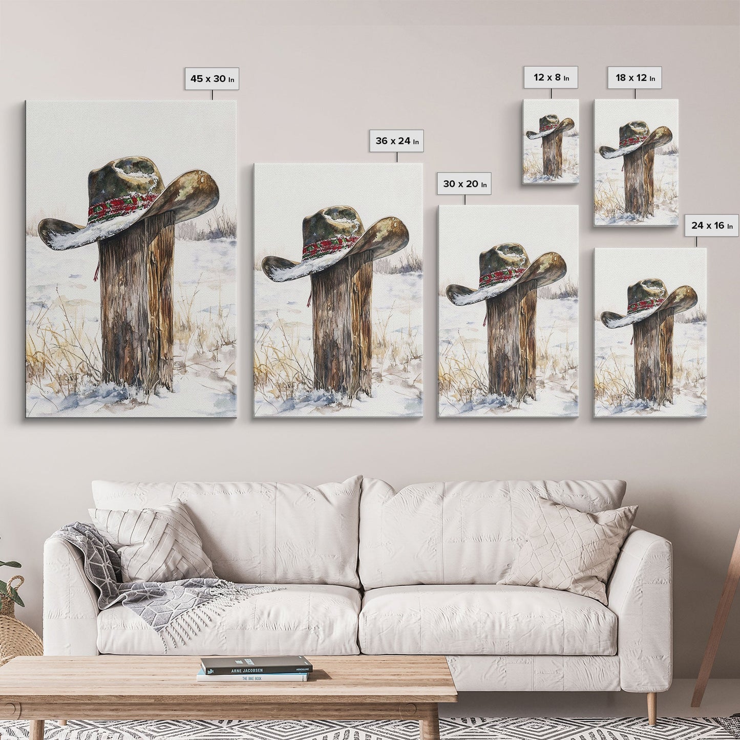 Rustikaler Cowboyhut auf schneebedecktem Pfosten, gerahmter Leinwanddruck, winterliche Western-Dekoration, weihnachtliche Bauernhauskunst, Kunst über dem Sofa in rustikalen Häusern