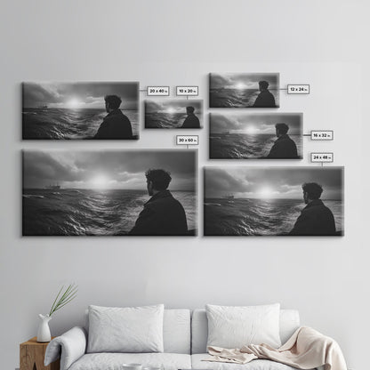 Mann beobachtet Meer, stürmischer Ozeanblick, emotionale Szene, Leinwanddruck, stimmungsvolle Küstendekoration, Wandbild fürs Büro, maritimer Monochrom-Stil