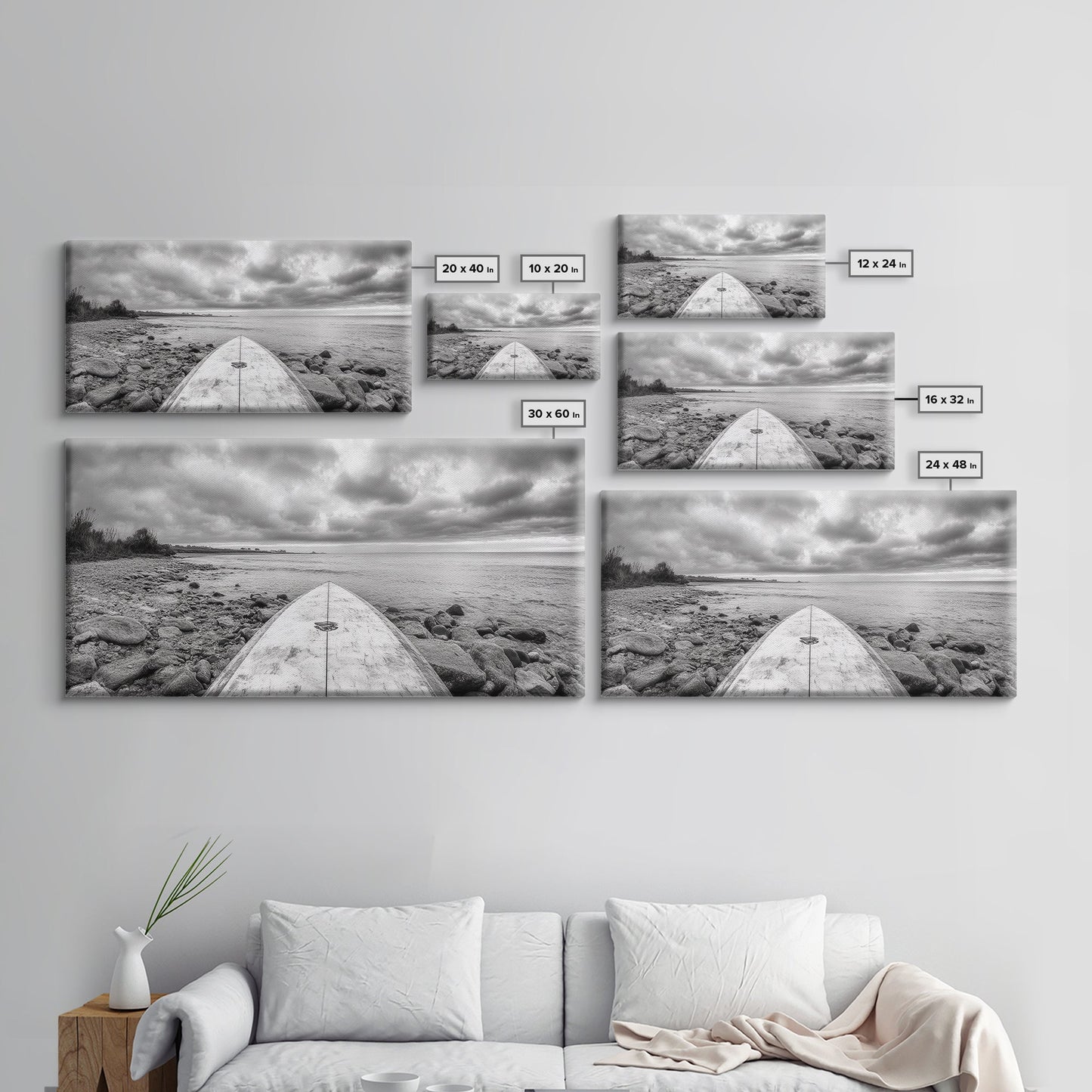 Surfbrett, Felsküste, Bewölktes Meer, Küstenabenteuer, Strandästhetik, Leinwanddruck, Minimalistische Meereskunst, Maritime Wanddekoration, Badezimmer-Wandkunst