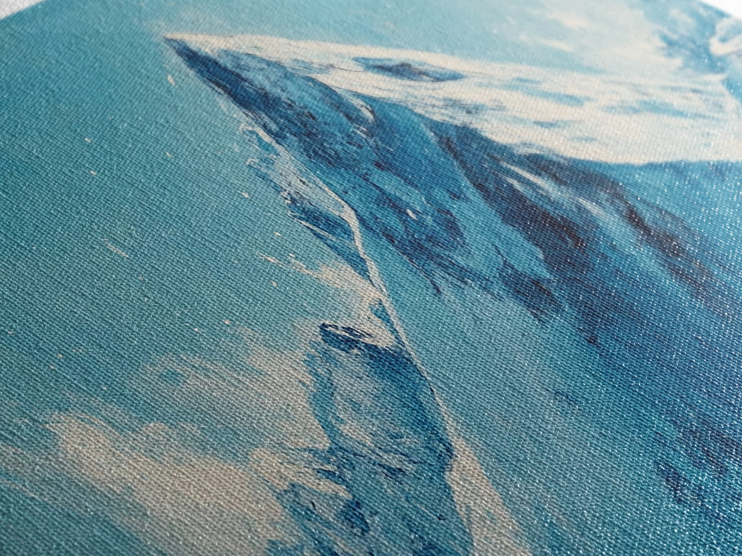 Berglandschaft-Malerei, Blau-Weiß-Kunst, Schneebedeckte Gipfel, Gerahmter Leinwanddruck, Rustikale Dekoration, Minimalistische Kunst, Extra breites Kunstwerk