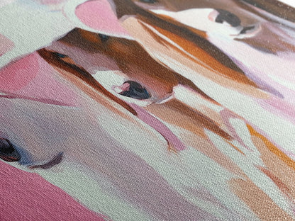 Stilvolle Hunde, Trendige Tierkunst, Ästhetischer Druck in Rosa, Modernes Haustierporträt, Verspielte Wandkunst, Dekoratives Dekor, Gerahmter Leinwanddruck