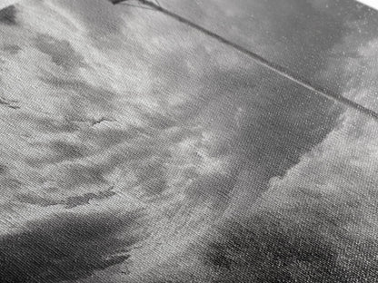 Strommast, ländliche Landschaft, stürmischer Himmel, ländliche Ruhe, gerahmter Leinwanddruck, Wandbild für den Eingangsbereich eines Bauernhauses, rustikaler Schwarz-Weiß-Druck