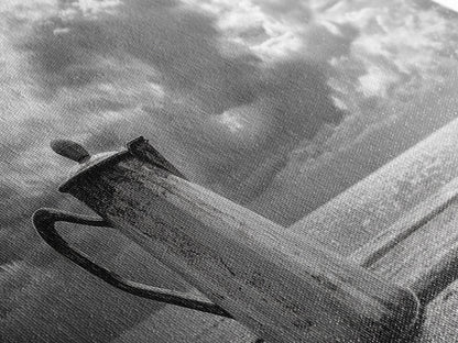 Kaffeekanne am Meer, Stillleben mit Meerblick, Rustikaler Morgen, Gerahmter Leinwanddruck, Maritime Wandkunst, Strandküchendekoration, Stimmungsvolle Naturkunst