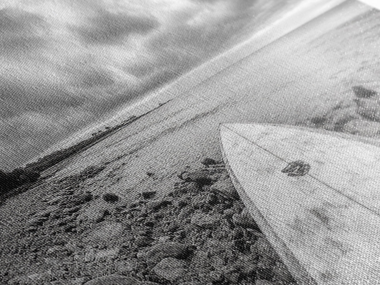 Surfbrett, Felsküste, Bewölktes Meer, Küstenabenteuer, Strandästhetik, Leinwanddruck, Minimalistische Meereskunst, Maritime Wanddekoration, Badezimmer-Wandkunst