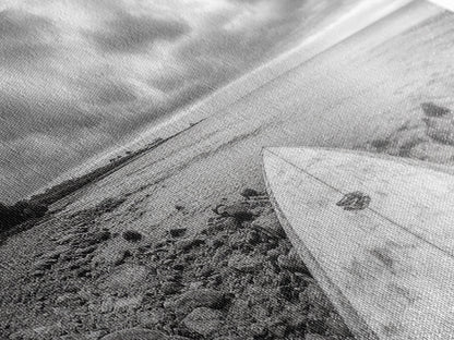 Surfbrett, Felsküste, Bewölktes Meer, Küstenabenteuer, Strandästhetik, Leinwanddruck, Minimalistische Meereskunst, Maritime Wanddekoration, Badezimmer-Wandkunst