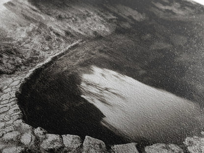 Steinbecken, Stille Spiegelung, Naturfotografie, Zen-Atmosphäre, Gerahmter Leinwanddruck, Wandbild fürs Badezimmer, Rustikale Dekoration, Ruhige Wohnatmosphäre