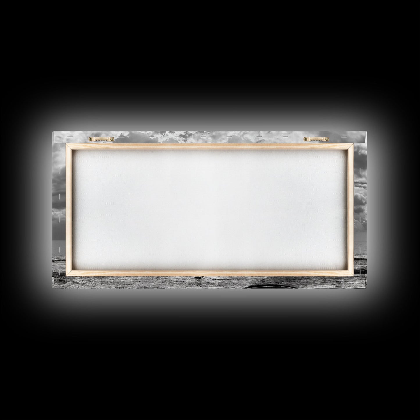 Kaffeekanne am Meer, Stillleben mit Meerblick, Rustikaler Morgen, Gerahmter Leinwanddruck, Maritime Wandkunst, Strandküchendekoration, Stimmungsvolle Naturkunst