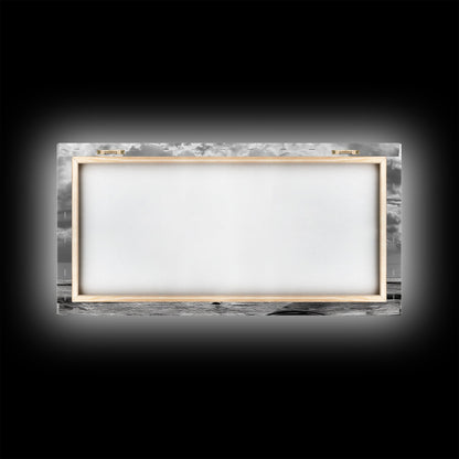 Kaffeekanne am Meer, Stillleben mit Meerblick, Rustikaler Morgen, Gerahmter Leinwanddruck, Maritime Wandkunst, Strandküchendekoration, Stimmungsvolle Naturkunst