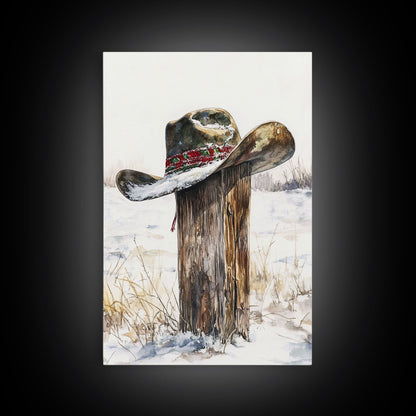 Rustikaler Cowboyhut auf schneebedecktem Pfosten, gerahmter Leinwanddruck, winterliche Western-Dekoration, weihnachtliche Bauernhauskunst, Kunst über dem Sofa in rustikalen Häusern