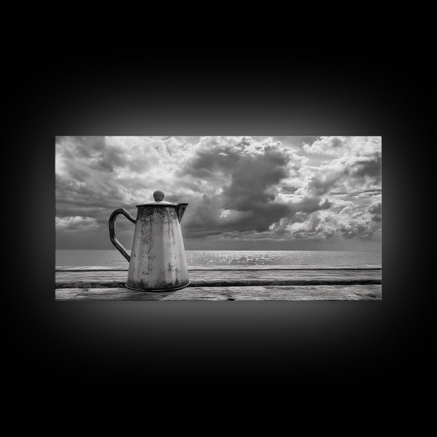 Kaffeekanne am Meer, Stillleben mit Meerblick, Rustikaler Morgen, Gerahmter Leinwanddruck, Maritime Wandkunst, Strandküchendekoration, Stimmungsvolle Naturkunst