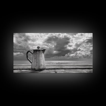 Kaffeekanne am Meer, Stillleben mit Meerblick, Rustikaler Morgen, Gerahmter Leinwanddruck, Maritime Wandkunst, Strandküchendekoration, Stimmungsvolle Naturkunst