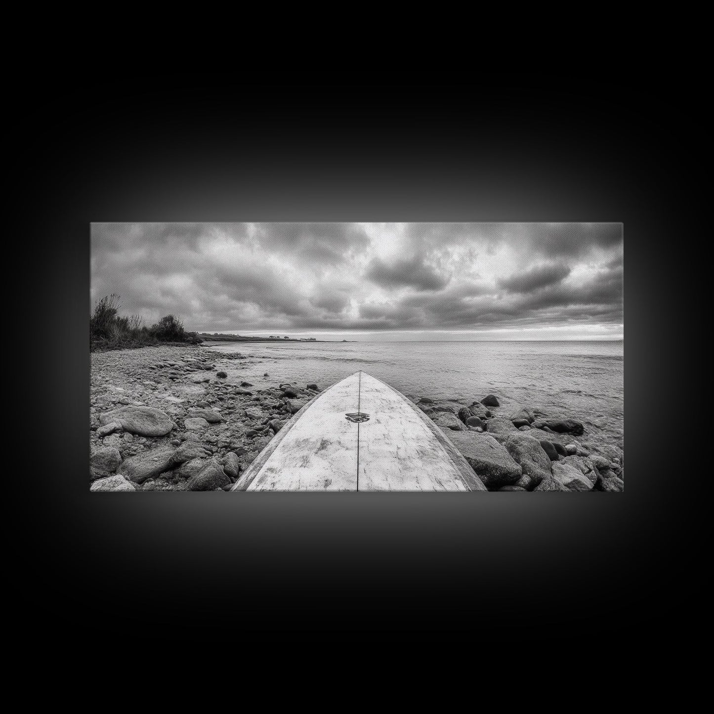 Surfbrett, Felsküste, Bewölktes Meer, Küstenabenteuer, Strandästhetik, Leinwanddruck, Minimalistische Meereskunst, Maritime Wanddekoration, Badezimmer-Wandkunst