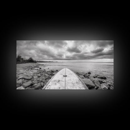 Surfbrett, Felsküste, Bewölktes Meer, Küstenabenteuer, Strandästhetik, Leinwanddruck, Minimalistische Meereskunst, Maritime Wanddekoration, Badezimmer-Wandkunst
