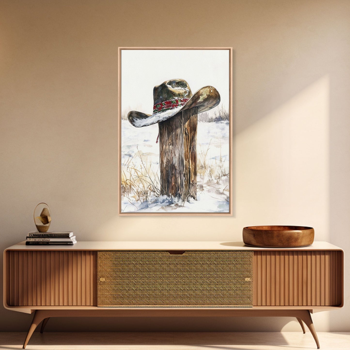 Rustikaler Cowboyhut auf schneebedecktem Pfosten, gerahmter Leinwanddruck, winterliche Western-Dekoration, weihnachtliche Bauernhauskunst, Kunst über dem Sofa in rustikalen Häusern