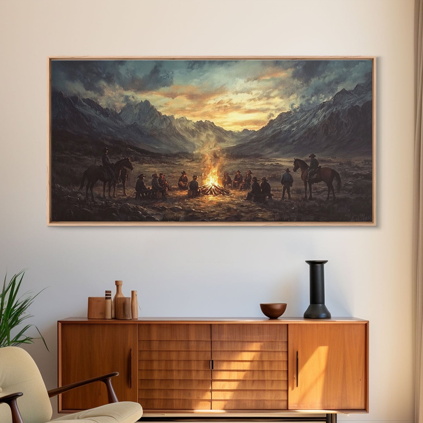 Cowboys am Lagerfeuer im Sonnenuntergang – Gerahmter Leinwanddruck im Westernstil – Perfekte Winterwanddekoration und rustikale Berghüttenkunst
