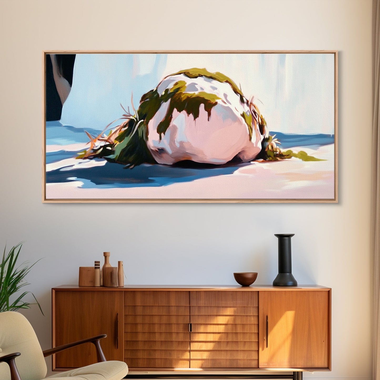 Moosbewachsener Felsen am Strand, Naturkunst am Meer, Erdiger Meeresdruck, Ruhige Zen-Dekoration, Organische minimalistische Ästhetik, Leinwanddruck fürs Wohnzimmer