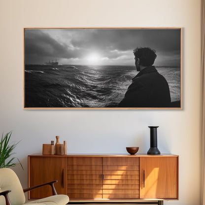 Mann beobachtet Meer, stürmischer Ozeanblick, emotionale Szene, Leinwanddruck, stimmungsvolle Küstendekoration, Wandbild fürs Büro, maritimer Monochrom-Stil