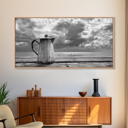 Kaffeekanne am Meer, Stillleben mit Meerblick, Rustikaler Morgen, Gerahmter Leinwanddruck, Maritime Wandkunst, Strandküchendekoration, Stimmungsvolle Naturkunst